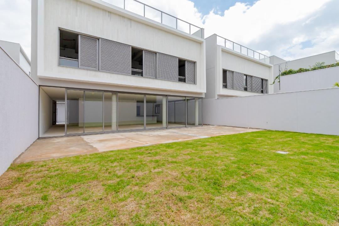 Casa em Condomínio —